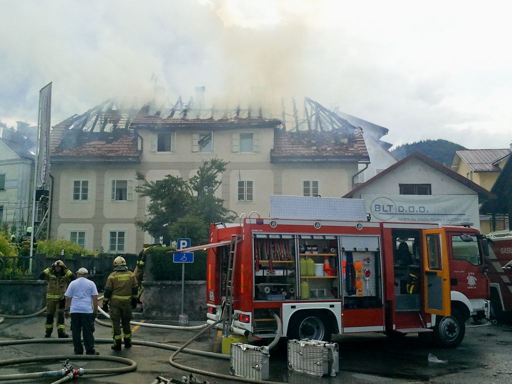 Idrijski požar popolnoma uničil objekt